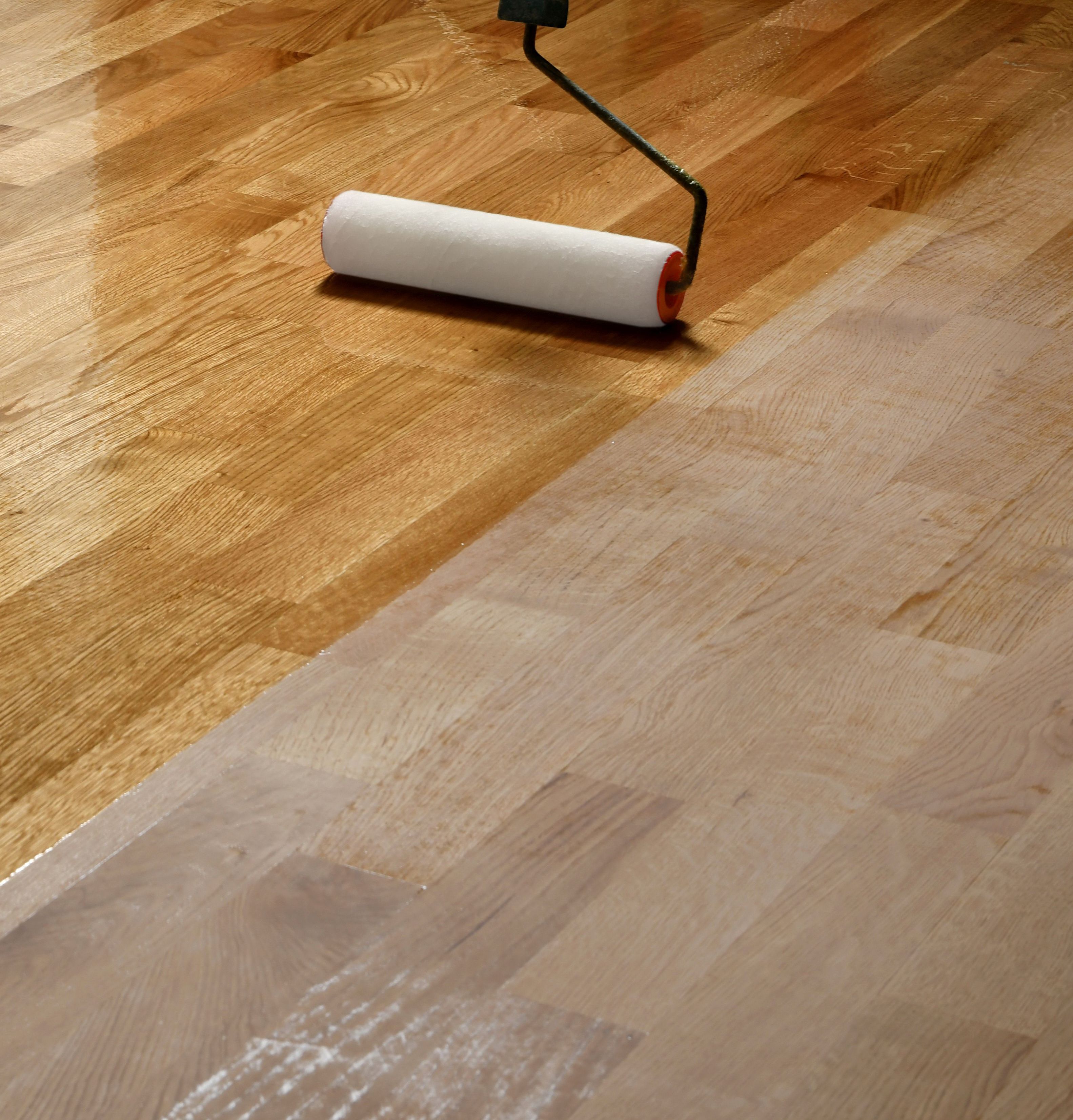 Parkettlack transparent Parkettlack mit Rolle auftragen